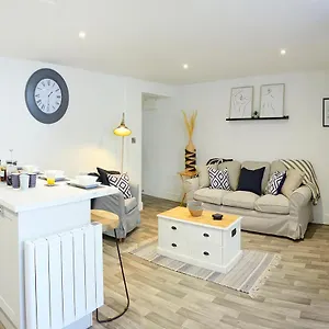  Apartment The Hideaway @ Empire 39: Town Centre Retreat Near Train Station United Kingdom